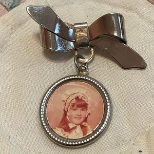 vintage antique old fashioned locket style silver brooch pin